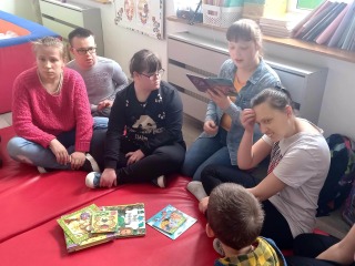 Integracyjne czytanie z młodzieżą z SP nr 3 w Biłgoraju